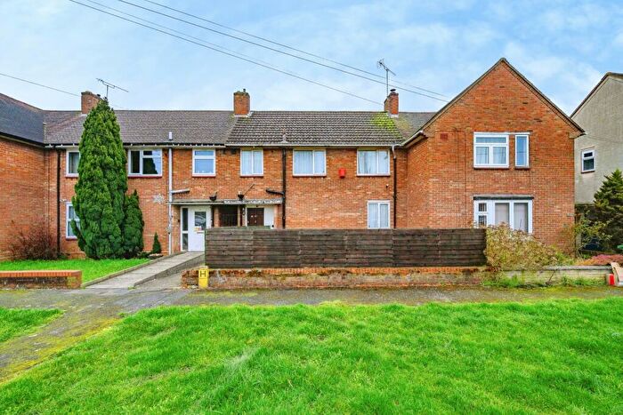 3 Bedroom Terraced House For Sale In Abbey Drive, Luton, Bedfordshire, LU2