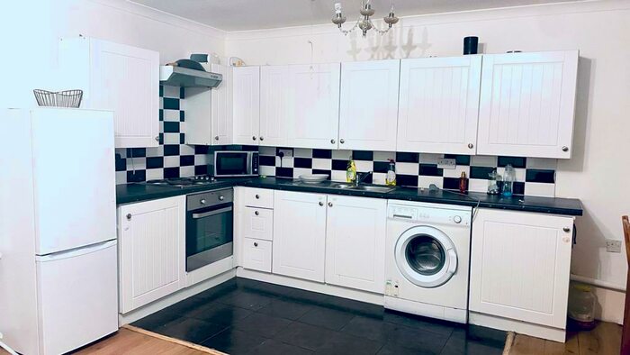 1 Bedroom Maisonette To Rent In Newbury Park, IG2