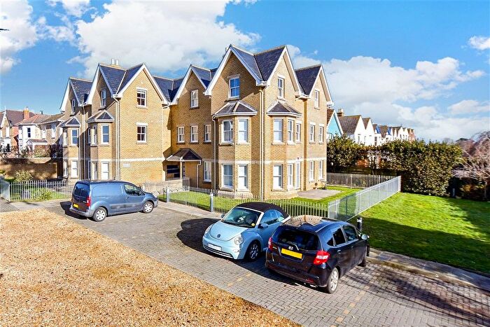 2 Bedroom Flat For Sale In Gate Lane, Freshwater, Isle Of Wight, PO40