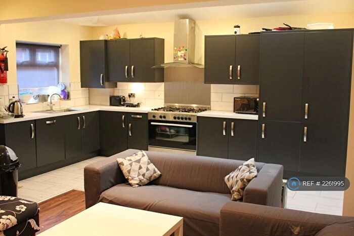 6 Bedroom Terraced House To Rent In Balmoral Road, Manchester, M14