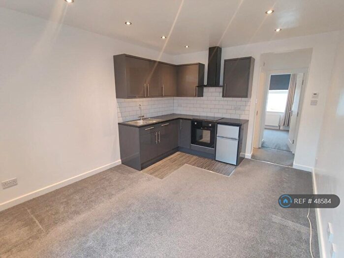 2 Bedroom Flat To Rent In Low Lane, Leeds, LS18