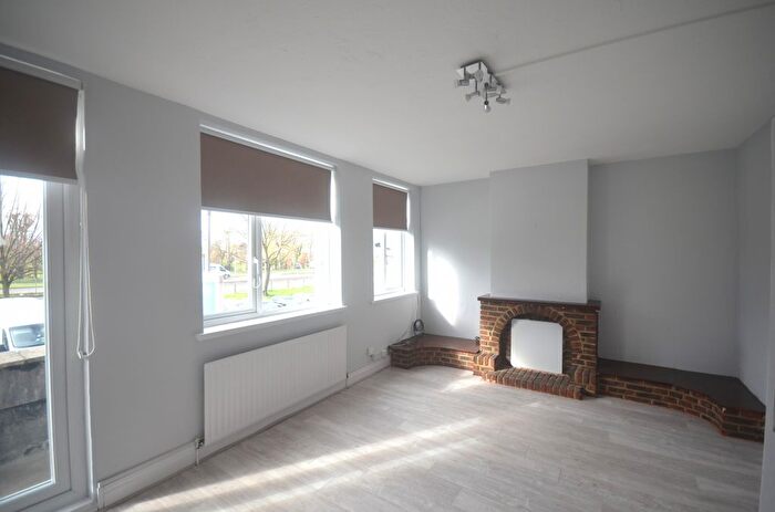 3 Bedroom Flat To Rent In Ilford, IG5