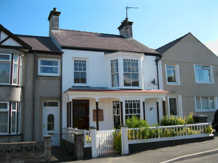 3 Bedroom Town House To Rent In High Street, Llannerch Y Medd, LL71