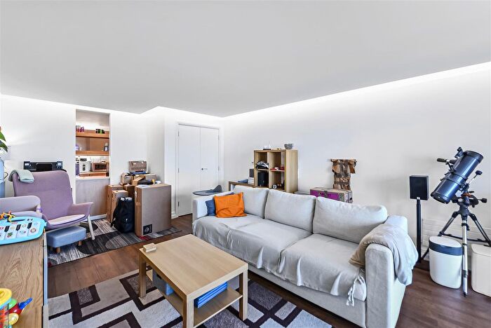 2 Bedroom Flat To Rent In Millennium Harbour, Westferry Road, London, E14