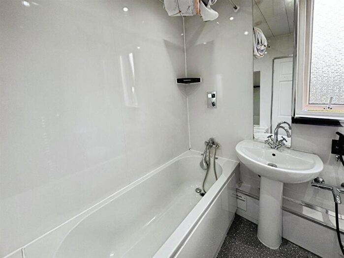 2 Bedroom Flat To Rent In Hood Street, Clydebank, G81