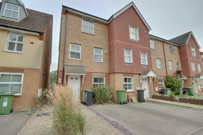 4 Bedroom Semi-Detached House To Rent In East Shore Way, Portsmouth, PO3