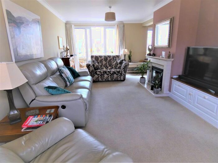 5 Bedroom Detached House For Sale In Eastcliff Close, Lee-On-The-Solent, PO13