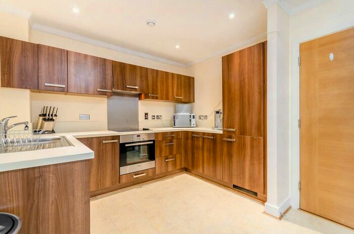 3 Bedroom Flat To Rent In Holford Way, Roehampton, London, SW15