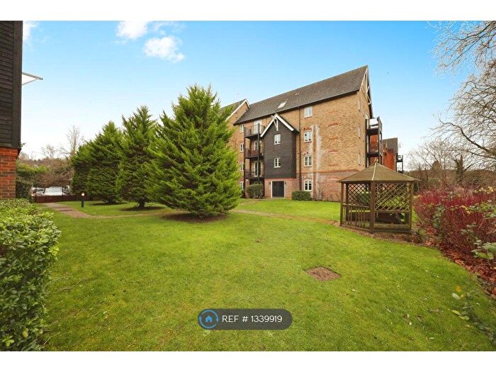 2 Bedroom Flat To Rent In Wye Gardens, High Wycombe, HP12