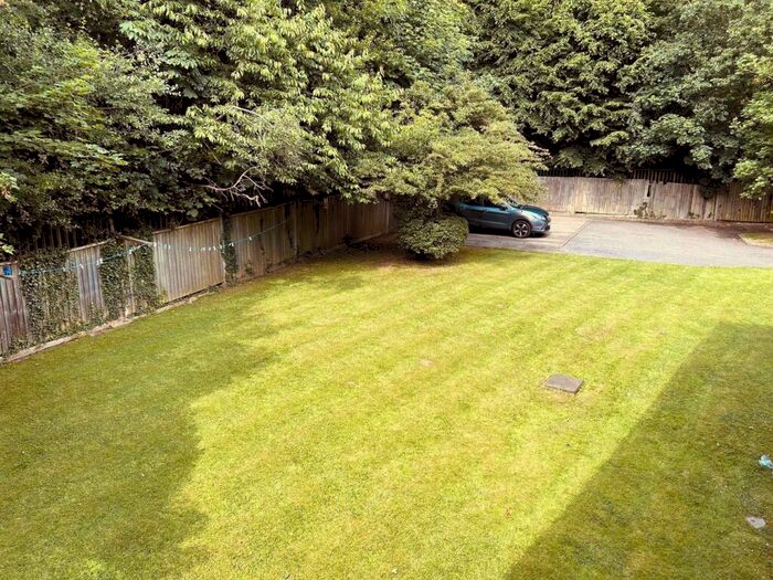 2 Bedroom Apartment For Sale In Tudor Close, Hatfield, AL10