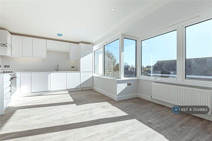 2 Bedroom Flat To Rent In Hamlet House, Alton, GU34