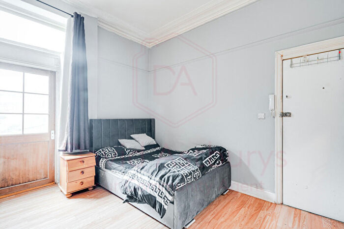 Apartment To Rent In Mazenod Avenue, West Hampstead, London, NW6