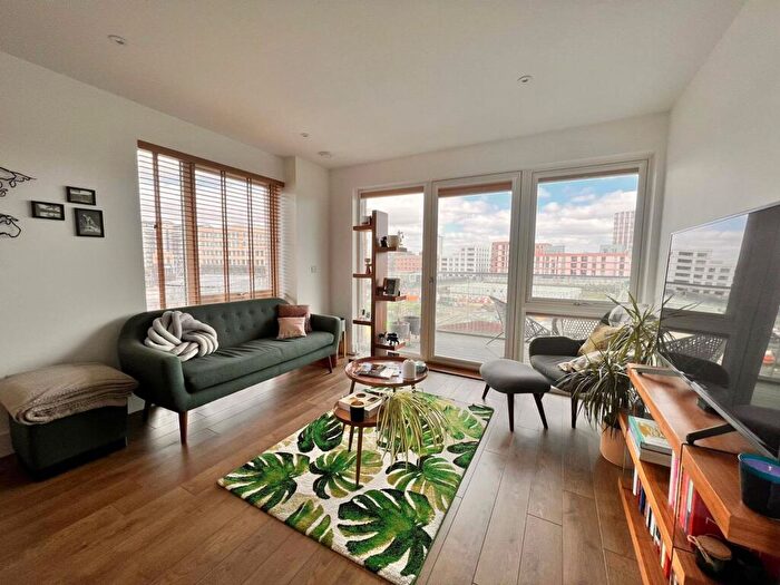 2 Bedroom Flat To Rent In Bramble Path, Thorpe Court, E3