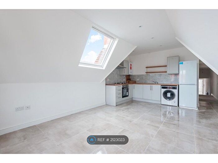 3 Bedroom Flat To Rent In High Street, Camberley, GU15