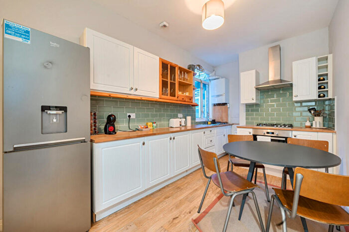 2 Bedroom Flat For Sale In Glengall Road, Queens Park, London, NW6