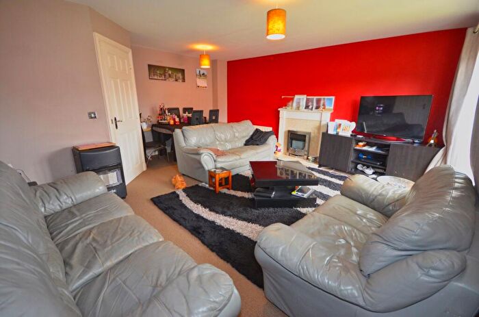 3 Bedroom Town House For Sale In Violet Close, Desborough, NN14