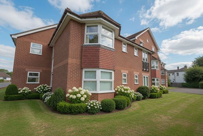1 Bedroom Flat To Rent In Spinney Hill, Addlestone, KT15