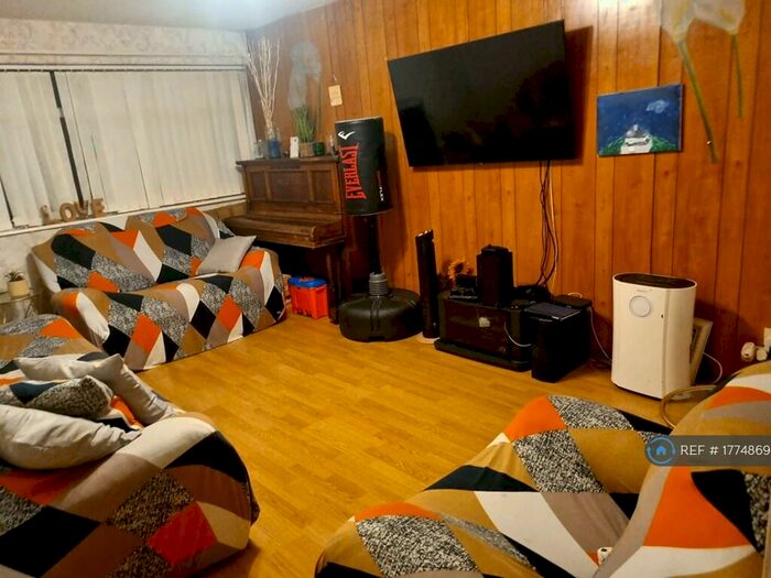 3 Bedroom End Of Terrace House To Rent In Metric Walk, Smethwick, Birmingham, B67