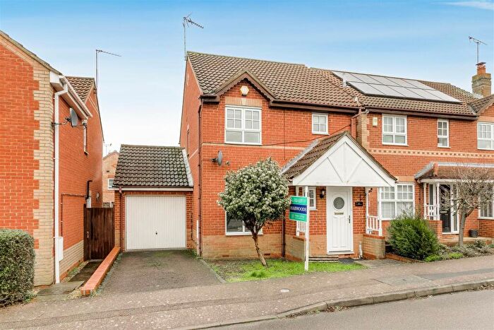 3 Bedroom Semi-Detached House To Rent In Cotswold Drive, Wellingborough, NN8