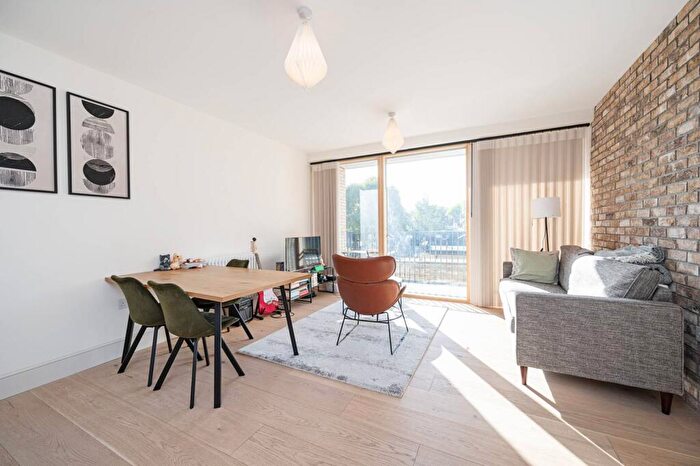 2 Bedroom Flat To Rent In Mile End Road, Tower Hamlets, London, E1