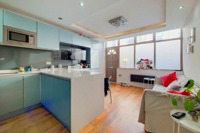 2 Bedroom Flat To Rent In Dawes Road, Fulham, London, SW6