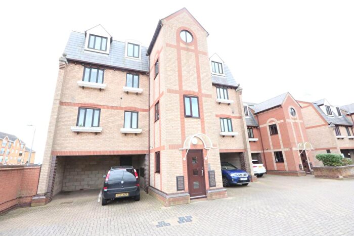 2 Bedroom Flat To Rent In Chalk Cour, Jetty Walk Grays, RM17