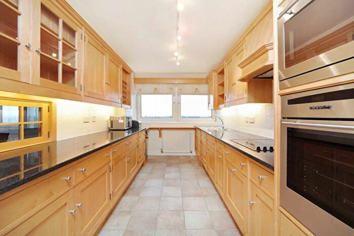 2 Bedroom Flat To Rent In Somerset Road, London, SW19