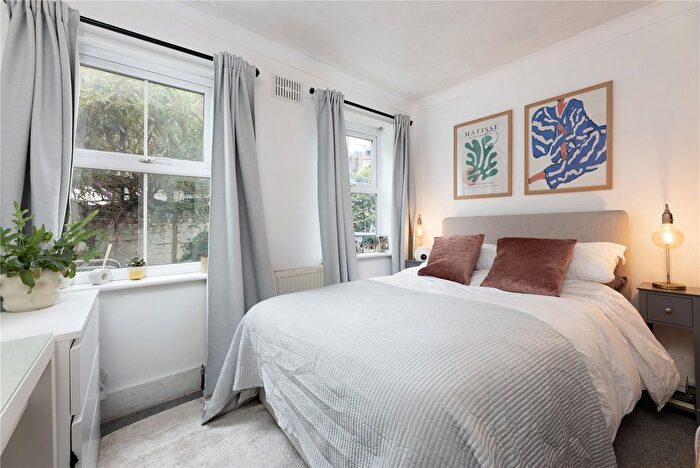 2 Bedroom Maisonette For Sale In Silverthorne Road, London, SW8
