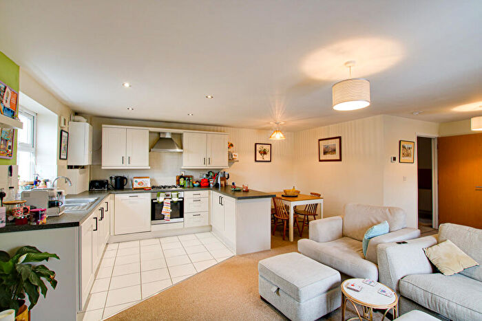 2 Bedroom Apartment For Sale In Bishop's Waltham - Apartment & Garage, SO32