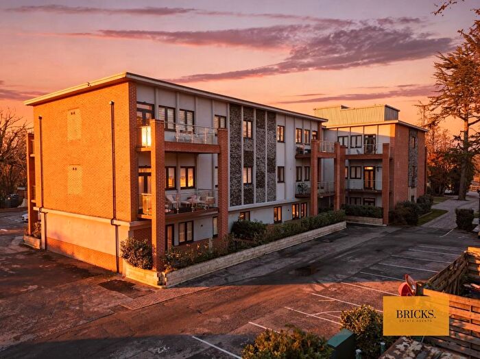 1 Bedroom Flat For Sale In Ashwells Road, Pilgrims Hatch, Brentwood, CM15