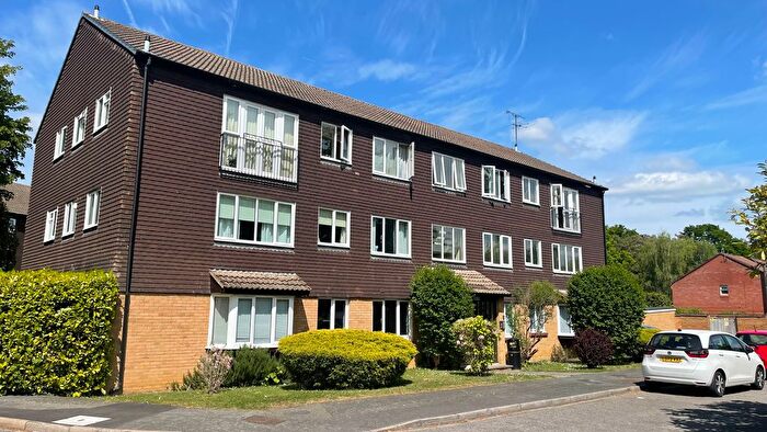 2 Bedroom Flat To Rent In Hallington Close, Woking, GU21