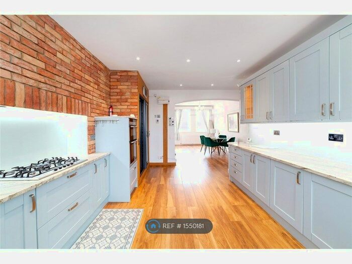 4 Bedroom Flat To Rent In Clarendon Court, London, NW2