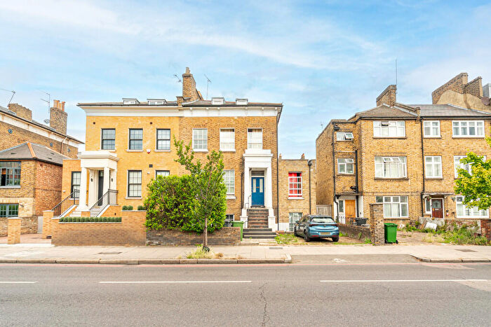 1 Bedroom Apartment For Sale In Tollington Road, London, N7