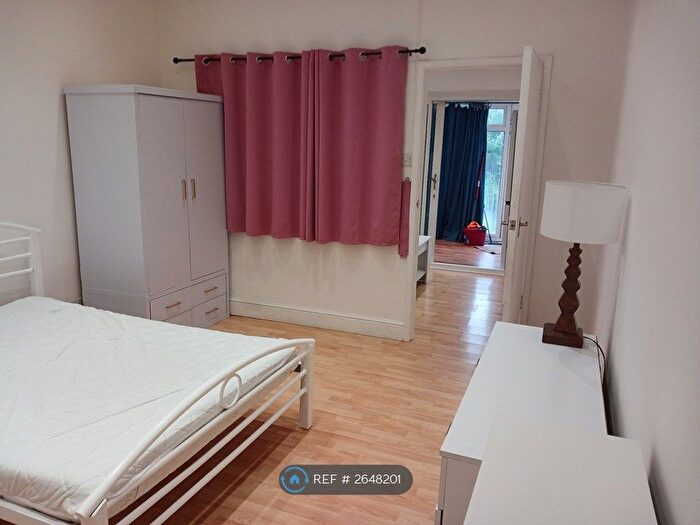 1 Bedroom Flat To Rent In St. Johns Road, London, NW11