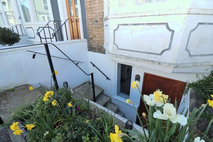 1 Bedroom Flat To Rent In Royal Road, Ramsgate, CT11