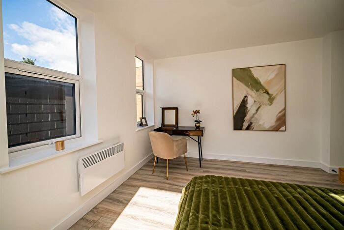 2 Bedroom Flat For Sale In Elm House, The Grove, Slough, SL1