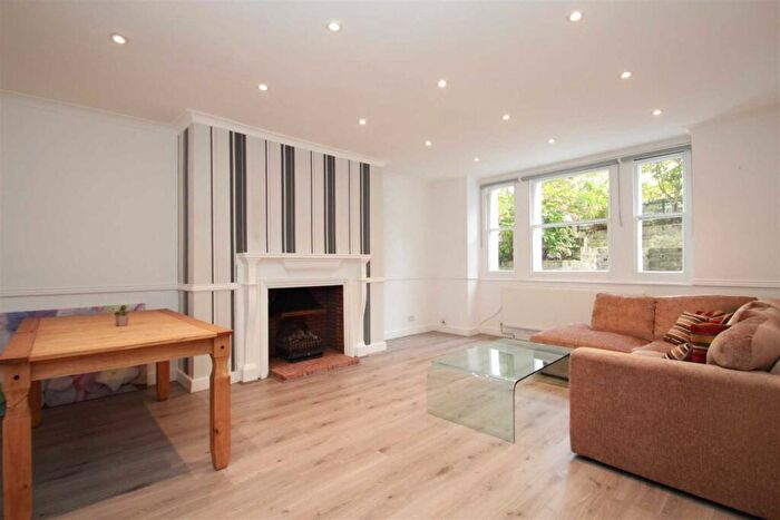 3 Bedroom Apartment To Rent In Hampstead Lane, Highgate, N6