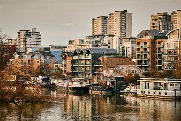 2 Bedroom Flat For Sale In Kew Bridge Road, Brentford, TW8