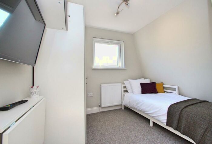 Flat To Rent In Pinner Road, Harrow, HA1