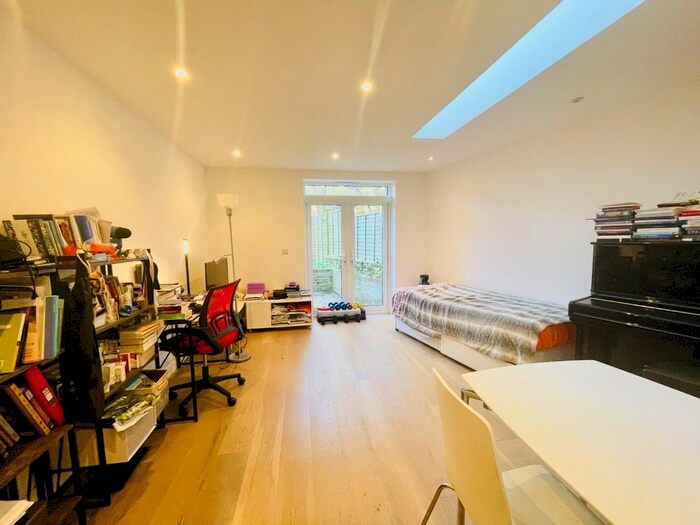 2 Bedroom Flat To Rent In Grange Park, London, W5