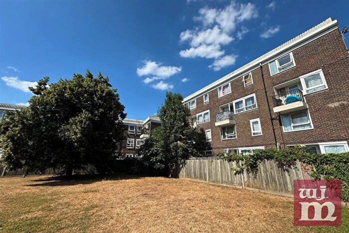 3 Bedroom Flat To Rent In Teviot Street, Poplar, E14