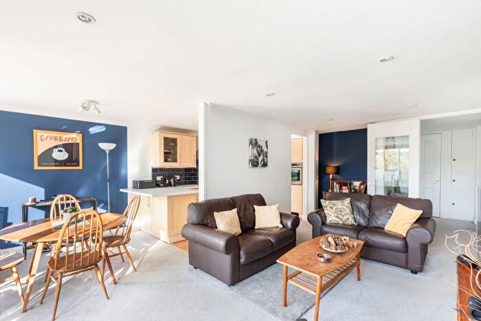 2 Bedroom Flat To Rent In Bancroft Court, Reigate, RH2