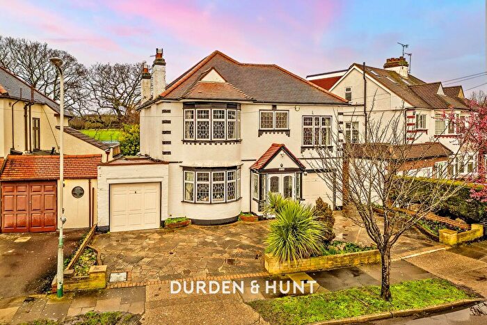 4 Bedroom Detached House For Sale In Beauly Way, Havering, RM1