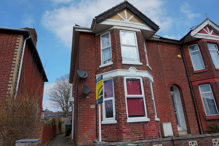 2 Bedroom Flat To Rent In Waterloo Road Flat, SO15