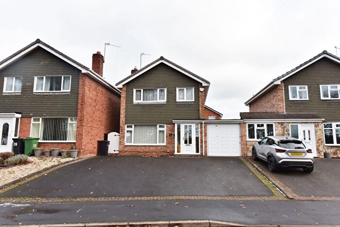3 Bedroom Link Detached House For Sale In Kingswinford, Stream Road, DY6