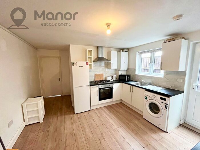 6 Bedroom Semi-Detached House To Rent In Whalebone Lane South, Dagenham, RM8