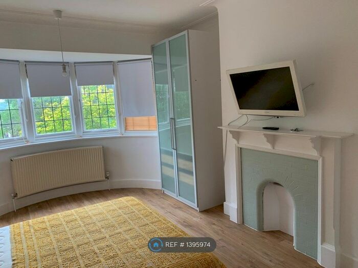 2 Bedroom Flat To Rent In First Floor, London, N22