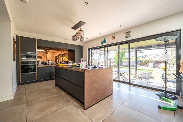 4 Bedroom Semi-detached House To Rent In Chingford, Chingford, London, E4