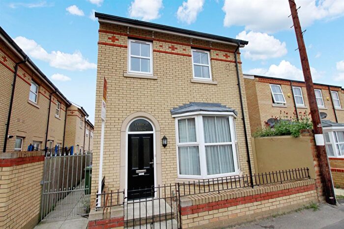 3 Bedroom Detached House To Rent In Norwood Place, Scarborough, YO12