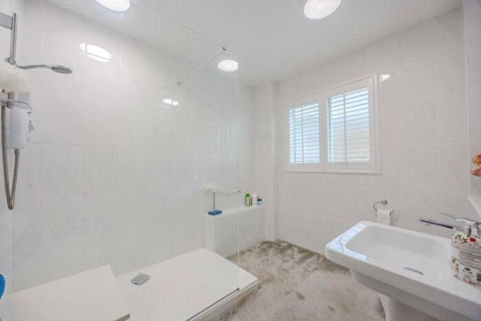 2 Bedroom Flat For Sale In Undercliff Gardens, Leigh-On-Sea, SS9
